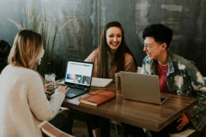 Accueillir et Intégrer les Nouveaux Collaborateurs : Pour un Environnement de Travail Bienveillant